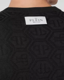 Czarny sweter z monogramem