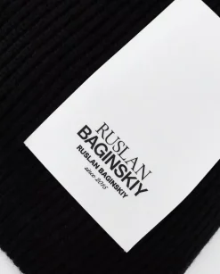 Czarny szalik z naszywką