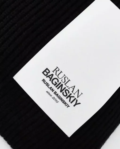 Czarny szalik z naszywką