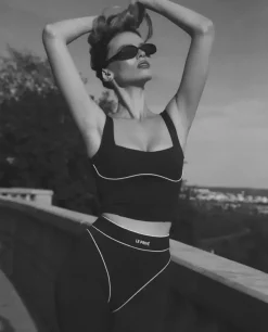 Czarny top sportowy z białym akcentem