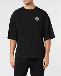 Czarny t-shirt o luźnym kroju