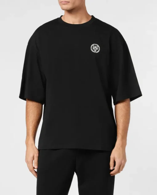Czarny t-shirt o luźnym kroju