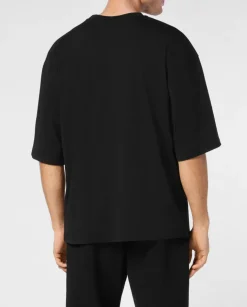 Czarny t-shirt o luźnym kroju