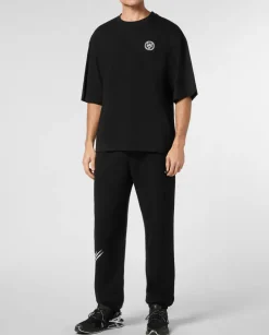 Czarny t-shirt o luźnym kroju