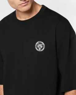 Czarny t-shirt o luźnym kroju