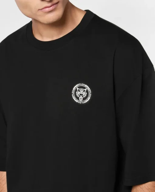Czarny t-shirt o luźnym kroju