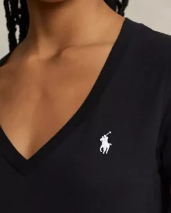 Czarny t-shirt z dekoltem w kształcie litery V