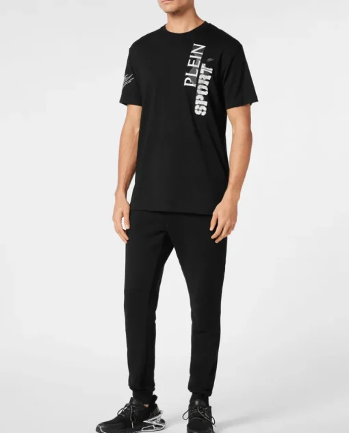 Czarny t-shirt z kontrastowym nadrukiem