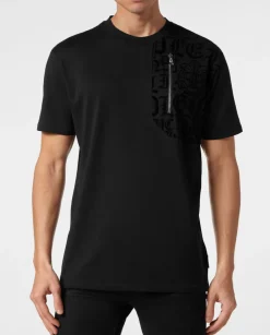 Czarny t-shirt z ozdobną aplikacją