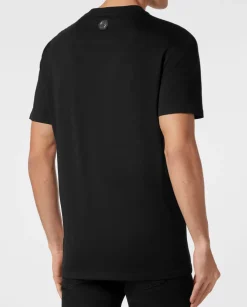 Czarny t-shirt z ozdobną aplikacją