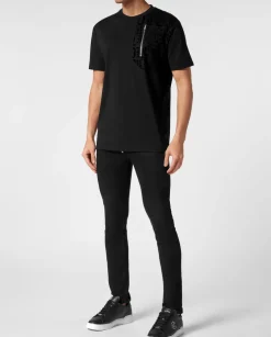 Czarny t-shirt z ozdobną aplikacją