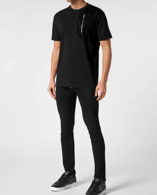 Czarny t-shirt z ozdobną aplikacją