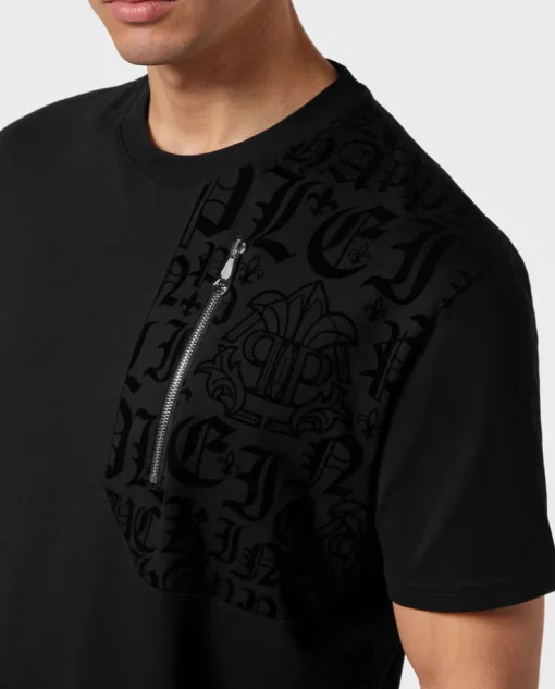 Czarny t-shirt z ozdobną aplikacją