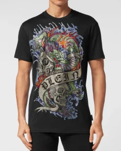 Czarny t-shirt z ozdobną aplikacją