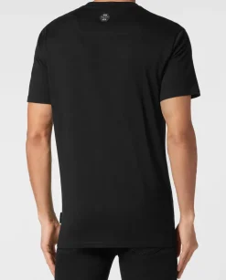 Czarny t-shirt z ozdobną aplikacją