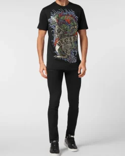 Czarny t-shirt z ozdobną aplikacją
