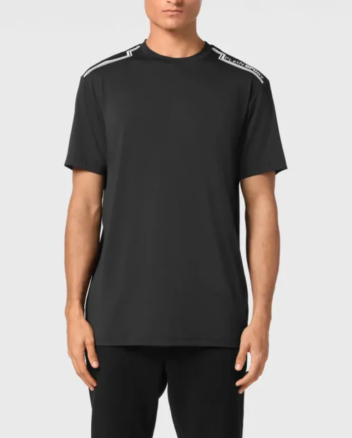 Czarny t-shirt z ozdobnym wzorem