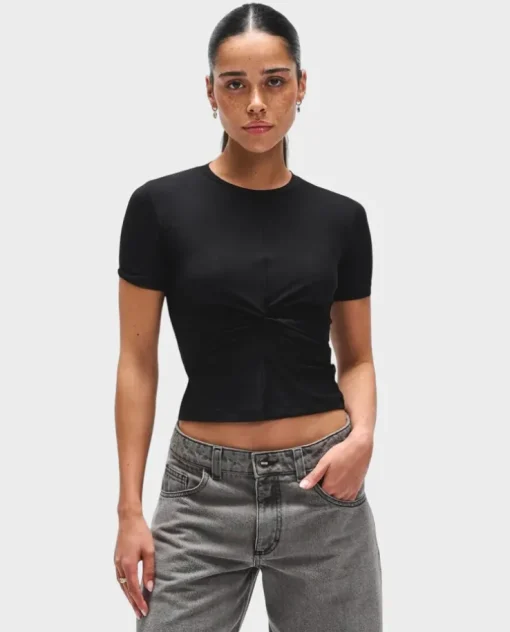 Czarny t-shirt z twistem