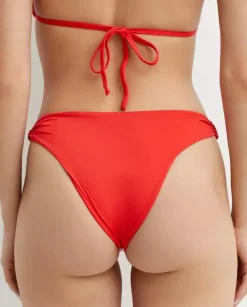 Czerwony dół od bikini