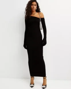 Dopasowana czarna sukienka maxi