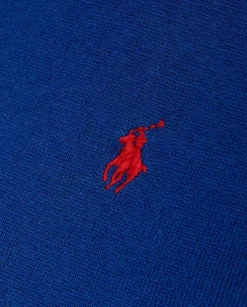 Dzianinowy niebieski sweter z krótkim rękawem i logo