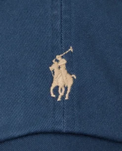 Granatowa czapka z daszkiem i haftowanym logo