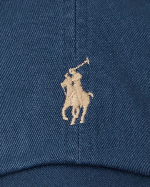 Granatowa czapka z daszkiem i haftowanym logo