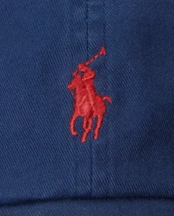 Granatowa czapka z daszkiem i logo