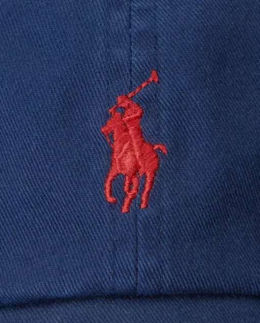 Granatowa czapka z daszkiem i logo