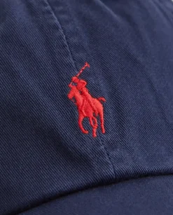Granatowa czapka z daszkiem i logo
