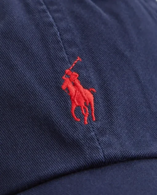 Granatowa czapka z daszkiem i logo