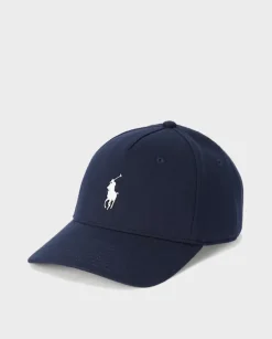 Granatowa czapka z daszkiem i haftowanym logo