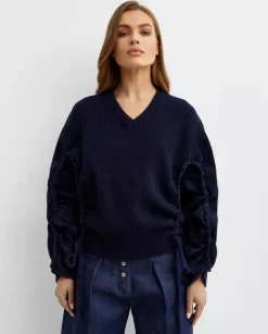 Granatowy sweter w serek