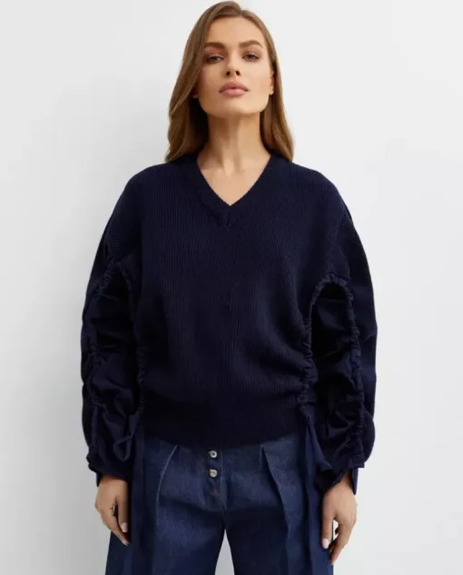 Granatowy sweter w serek