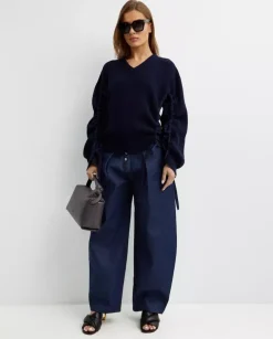 Granatowy sweter w serek
