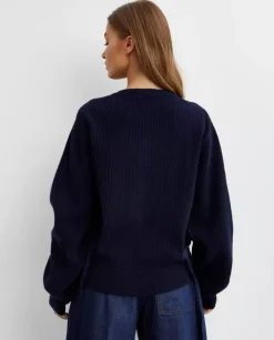 Granatowy sweter w serek