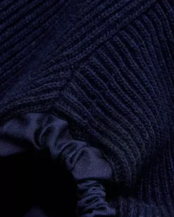 Granatowy sweter w serek