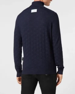 Granatowy sweter z golfem