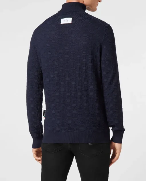 Granatowy sweter z golfem