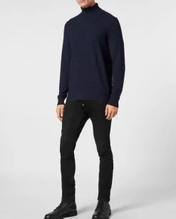 Granatowy sweter z golfem