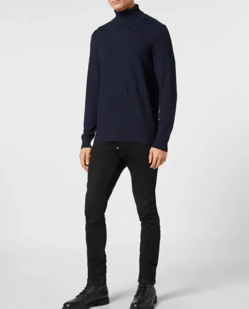 Granatowy sweter z golfem