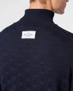 Granatowy sweter z golfem
