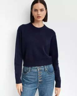 Granatowy sweter z wełny