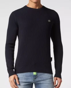 Granatowy sweter z wełny