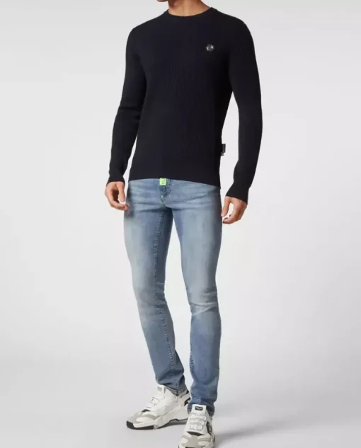 Granatowy sweter z wełny