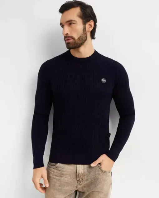 Granatowy sweter z wełny