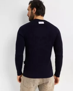 Granatowy sweter z wełny
