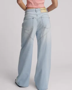 Jasnoniebieskie jeansy ze średnim stanem