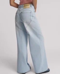 Jasnoniebieskie jeansy ze średnim stanem