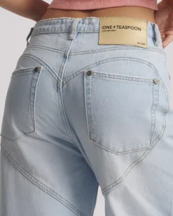 Jasnoniebieskie jeansy ze średnim stanem